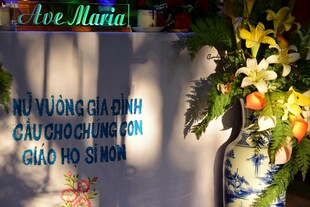 花瓶旁的多彩花卉