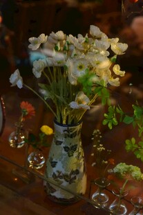 复古花瓶中的清新花束