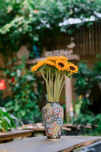 花瓶中盛放的灿烂向日葵