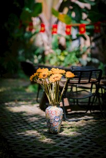 庭院中的花瓶与灿烂花卉