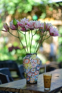 花瓶中绽放的多彩鲜花