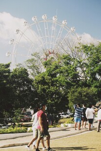 公园漫步的人群与远处摩天轮