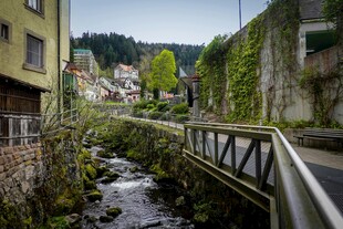 山间溪边的古朴景致