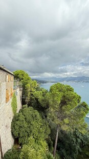 悬崖边的建筑与海景风光