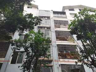 城市中绿树环绕的居民楼