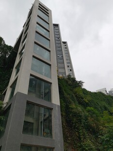 山坡上的现代高层住宅