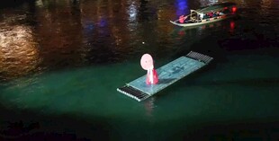 水上舞台灯光表演场景