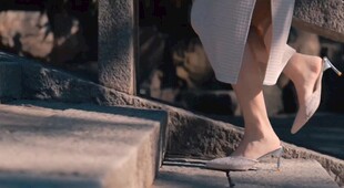 赤脚者行走于石阶之上