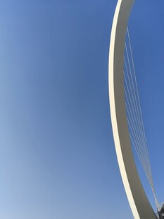 弧形桥梁与蓝天美景