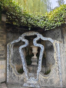 古典镂空石窗绿植环绕