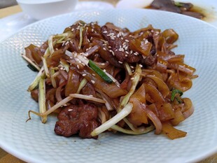 美味炒面食材丰富诱人