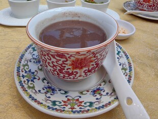 花纹杯中的热饮