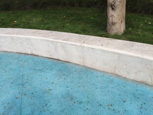 户外清澈的蓝色泳池