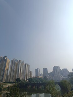 城市河畔高楼景观