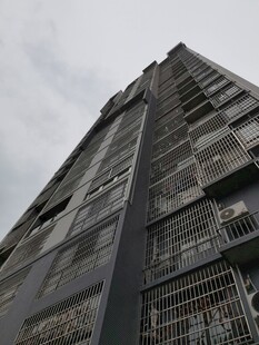 高耸入云的现代摩天大楼