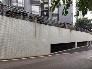 城市地下停车库入口外观