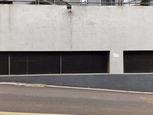 空旷场地旁的灰白建筑墙面