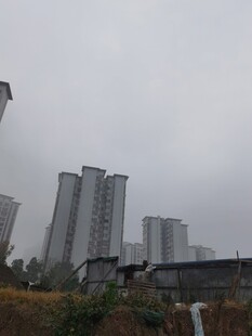 阴天中的城市高楼景观