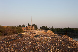 黄昏下的堆积土坡场景