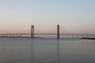 黄昏下的跨海大桥美景