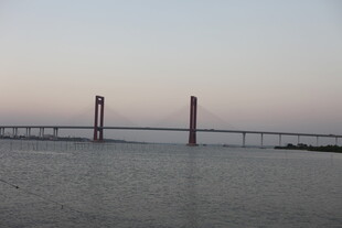 黄昏下的跨海大桥