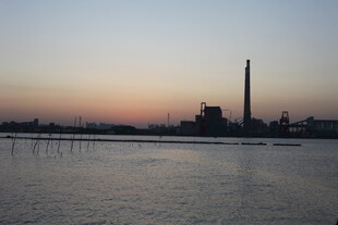 黄昏下的工厂与水域景观