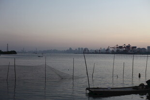 黄昏下的宁静水边小景