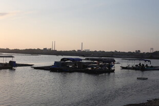 黄昏下的宁静水上码头