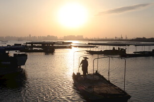 夕阳下的水上孤舟