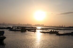 夕阳下的静谧码头水域