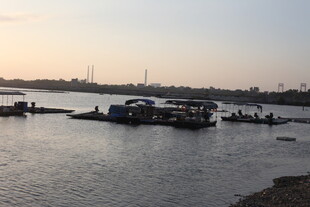 河畔船只停泊的黄昏景象