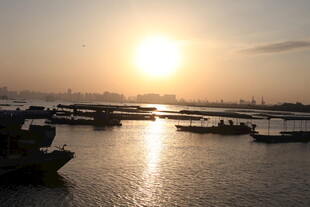 夕阳下的宁静港湾