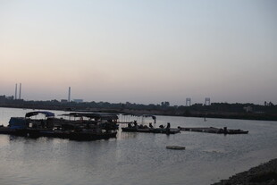 江边停泊船只的黄昏景象