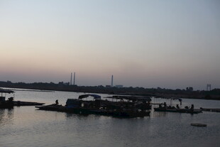 黄昏下的宁静码头景象