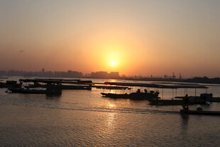 夕阳下的宁静水面与船只