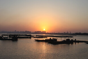 夕阳下的宁静水面码头