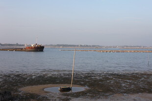 海边浅滩船只与垂钓景象
