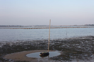 海边孤舟立于浅滩之上