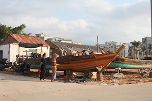 岸边停泊的古朴木质渔船