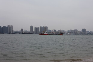 城市江畔船只景观