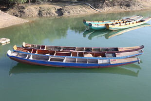 河畔停泊的多彩船只