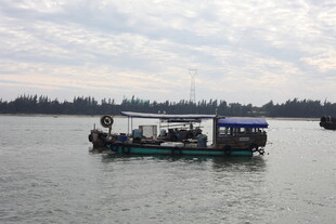 江上行驶的船只