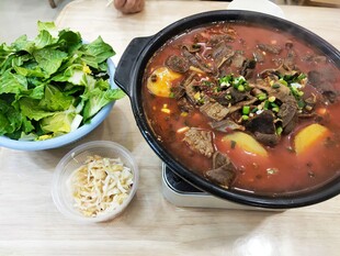 美味炖菜搭配清新配菜