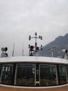 湖北 旅游 船顶设备与远山景色