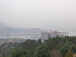 湖湖北 雾中远景山峦与建筑景观