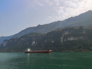 湖北 旅游江面上航行的大型货船