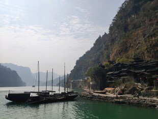 湖北旅游江边停泊船只的秀丽山水