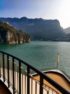 湖北 旅游湖畔栏杆处的山水美景