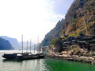 湖北旅游江边停泊船只的秀丽风光