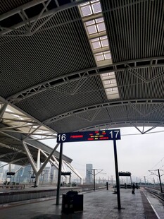 空旷高铁站候车区域